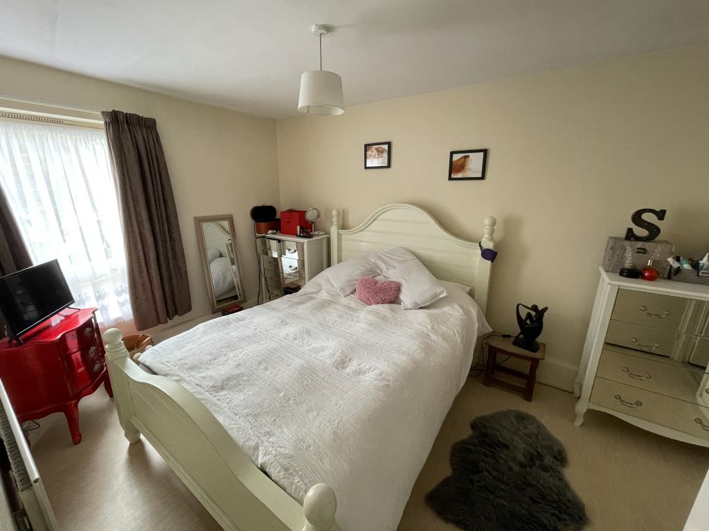 Lot: 124 - FLAT FOR INVESTMENT OR OCCUPATION - Inside image of bedroom from lobby area